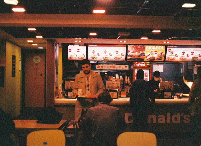 Ilmainen ruoka strategisena investointina: Näin ”Comp-ateriat” tuottavat voittoa