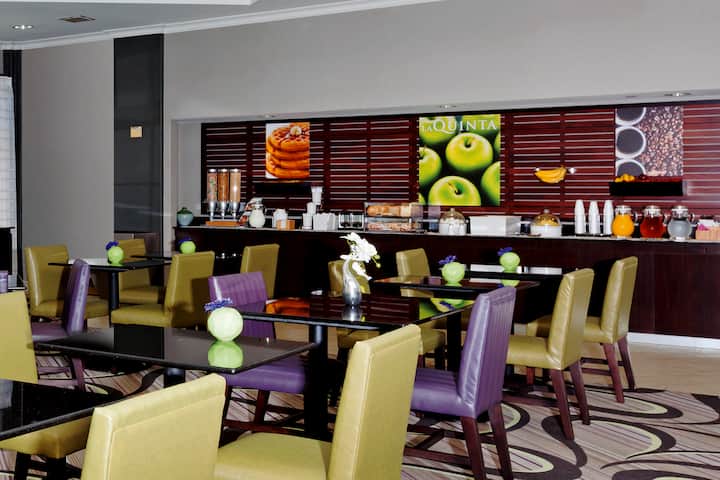 La Quinta Inn Breakfast Hours